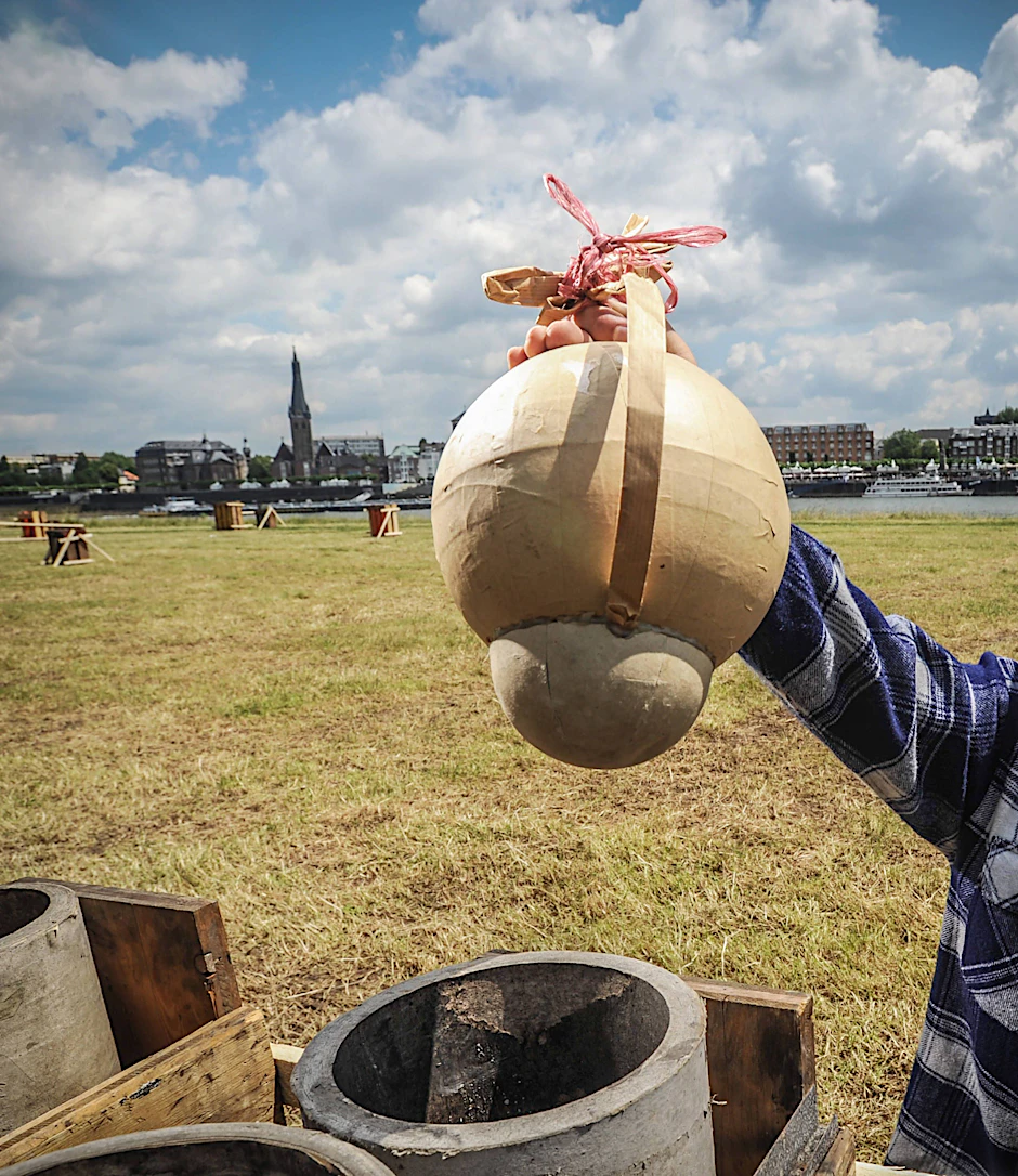 Kugelbomben sind schon heftige Kracher, dürfen nur für professionelle und genehmigte Feuerwerke in Deutschland benutzt werden.
