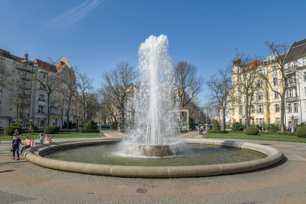 Viktoria-Luise-Platz'taki yeşil alanlar 2025 baharına kadar kapalı