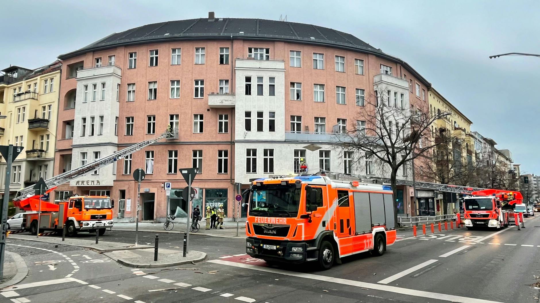 Feuerwehrwagen vor der Fassade der Häuser, vor der in Schöneberg eine verbotene Kugelbombe detonierte. 36 Wohnungen sind unbewohnbar.