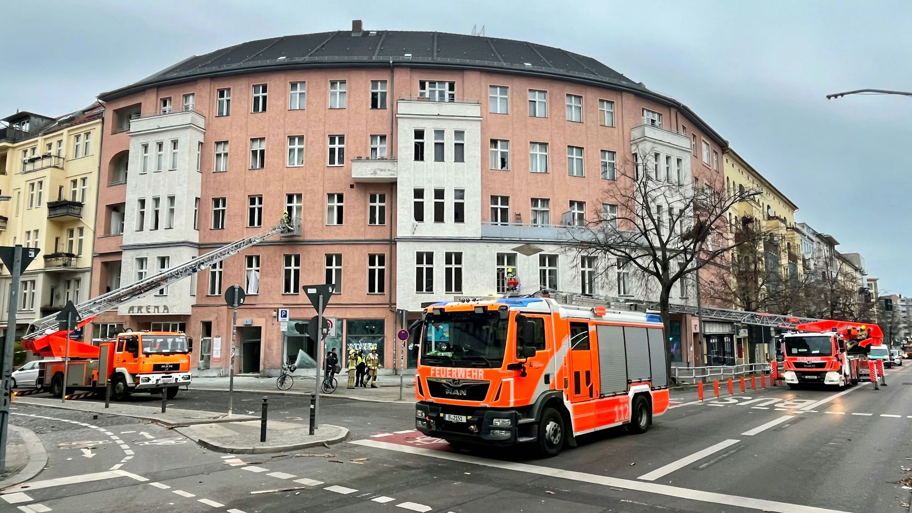 Feuerwehrwagen vor der Fassade der Häuser, vor der in Schöneberg eine verbotene Kugelbombe detonierte. 36 Wohnungen sind unbewohnbar.