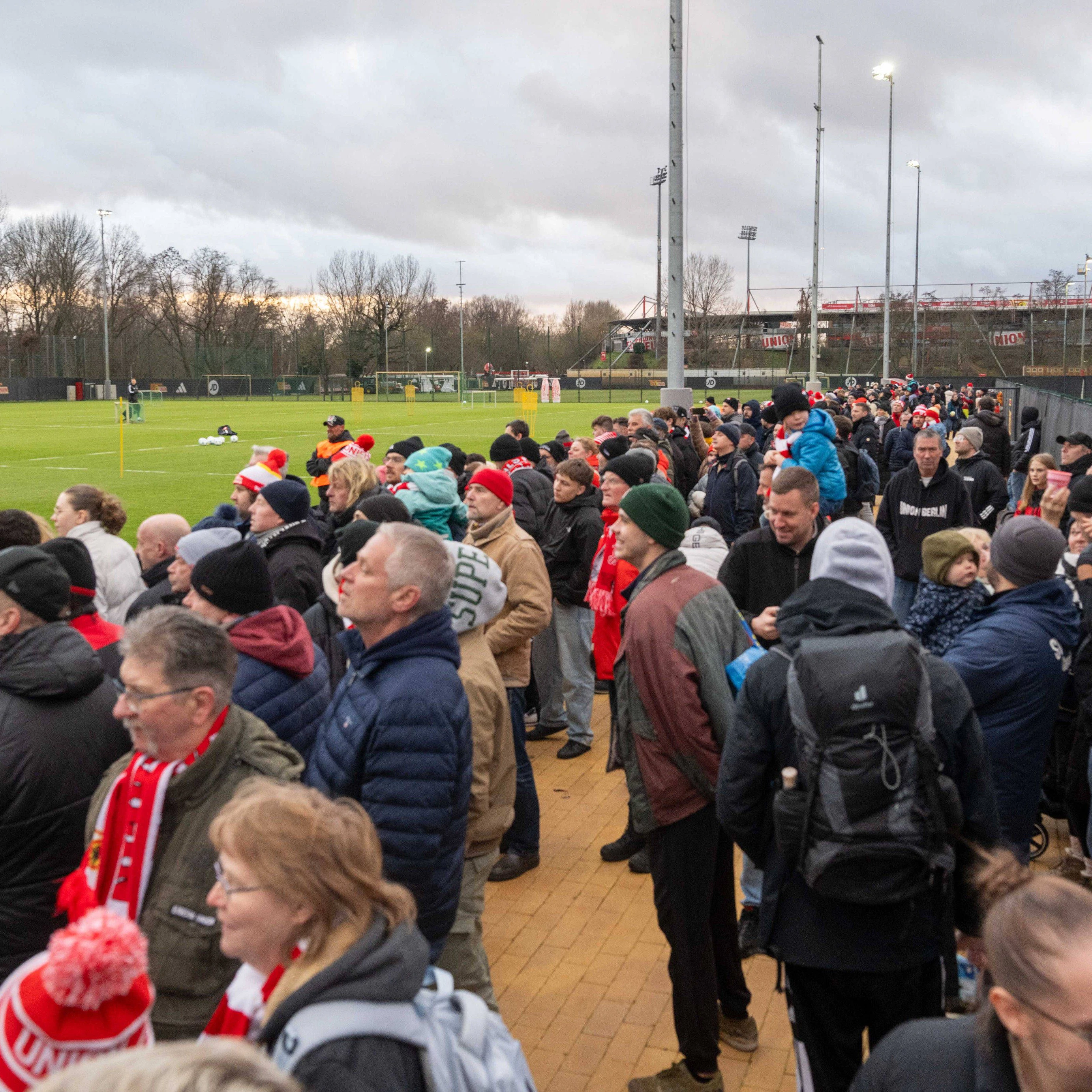 Steffen Baumgart ist zurück an der Alten Försterei! Da waren natürlich viele Union-Fans beim ersten Training dabei.