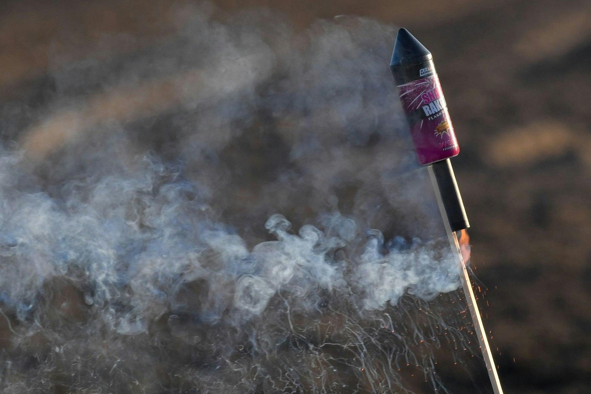 Ein Mann schoss eine Silvesterrakete durch das Fenster einer Berliner Wohnung.