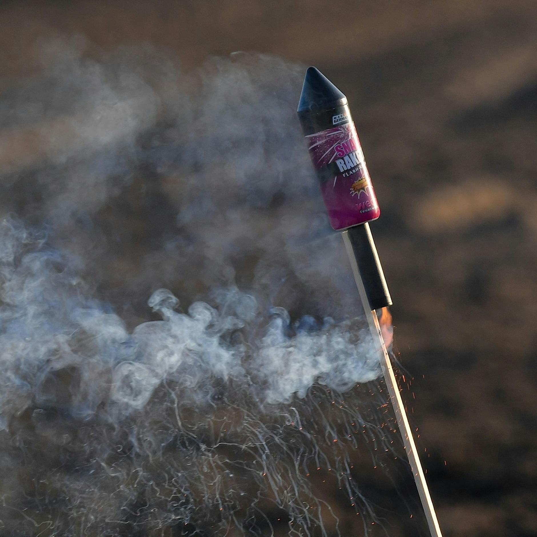 Berlin-Neukölln: Influencer schießt Rakete durch Fenster von Wohnung – Video