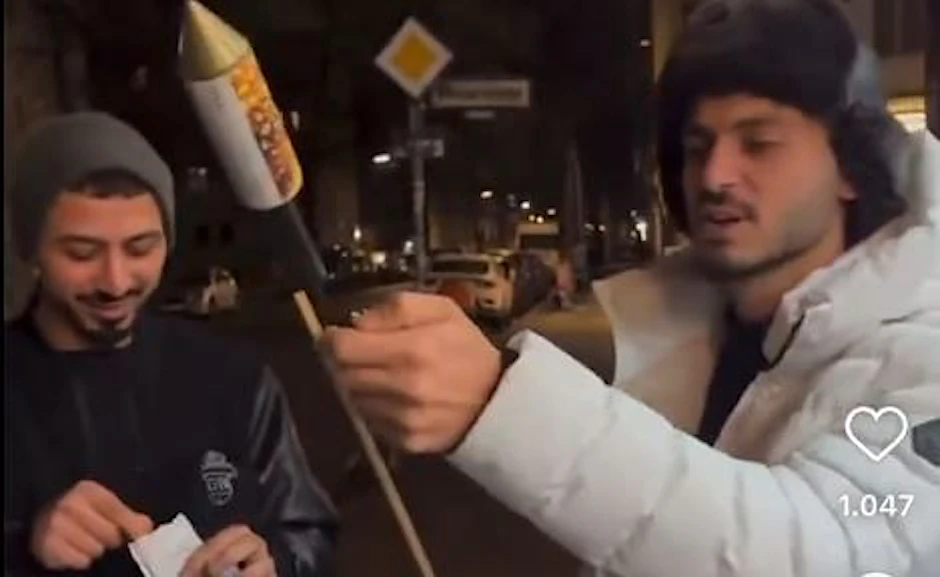 Der Moment, in dem der Böller-Chaot die Rakete anzündet.