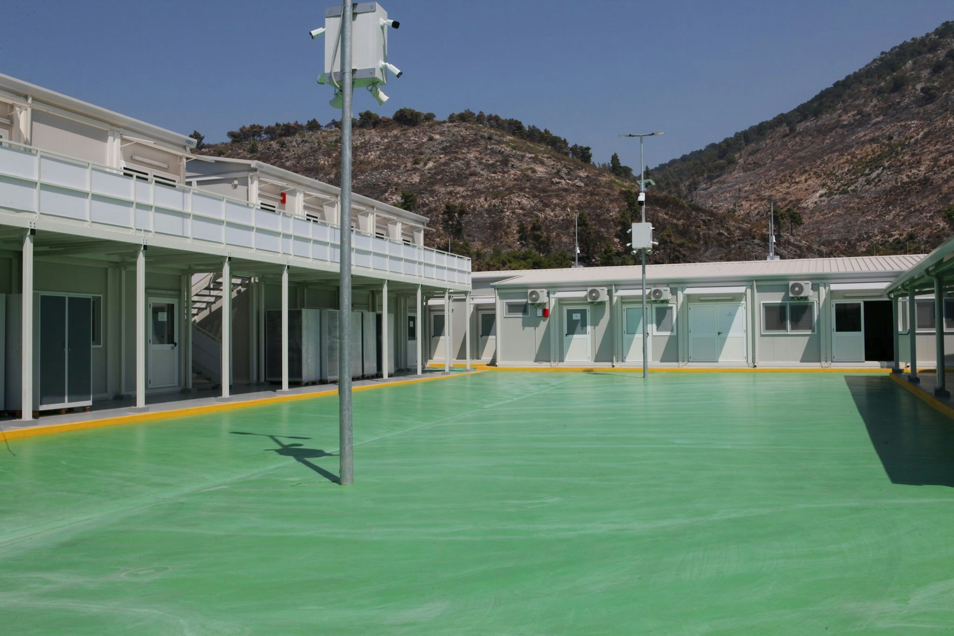 Im italienischen Ankunftslager für Flüchtlinge in der Hafenstadt Shengjin im nördlichen Albanien stehen Masten mit Überwachungskameras.