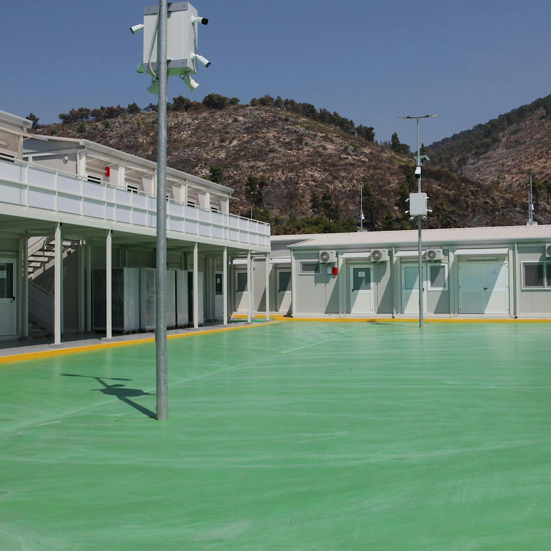 Albanien: Italienische Polizei kümmert sich in leeren Migranten-Lagern jetzt um Straßenhunde