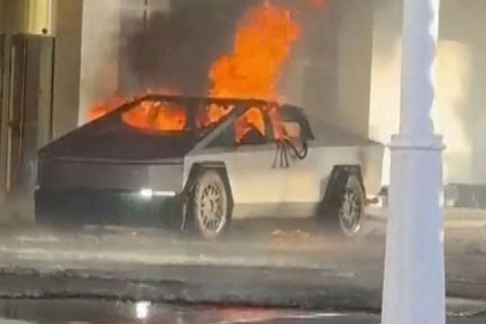 Mindestens eine Person wurde getötet und sieben verletzt, als ein Tesla Cybertruck vor einem Hotel des gewählten US-Präsidenten Donald Trump in Las Vegas explodierte.