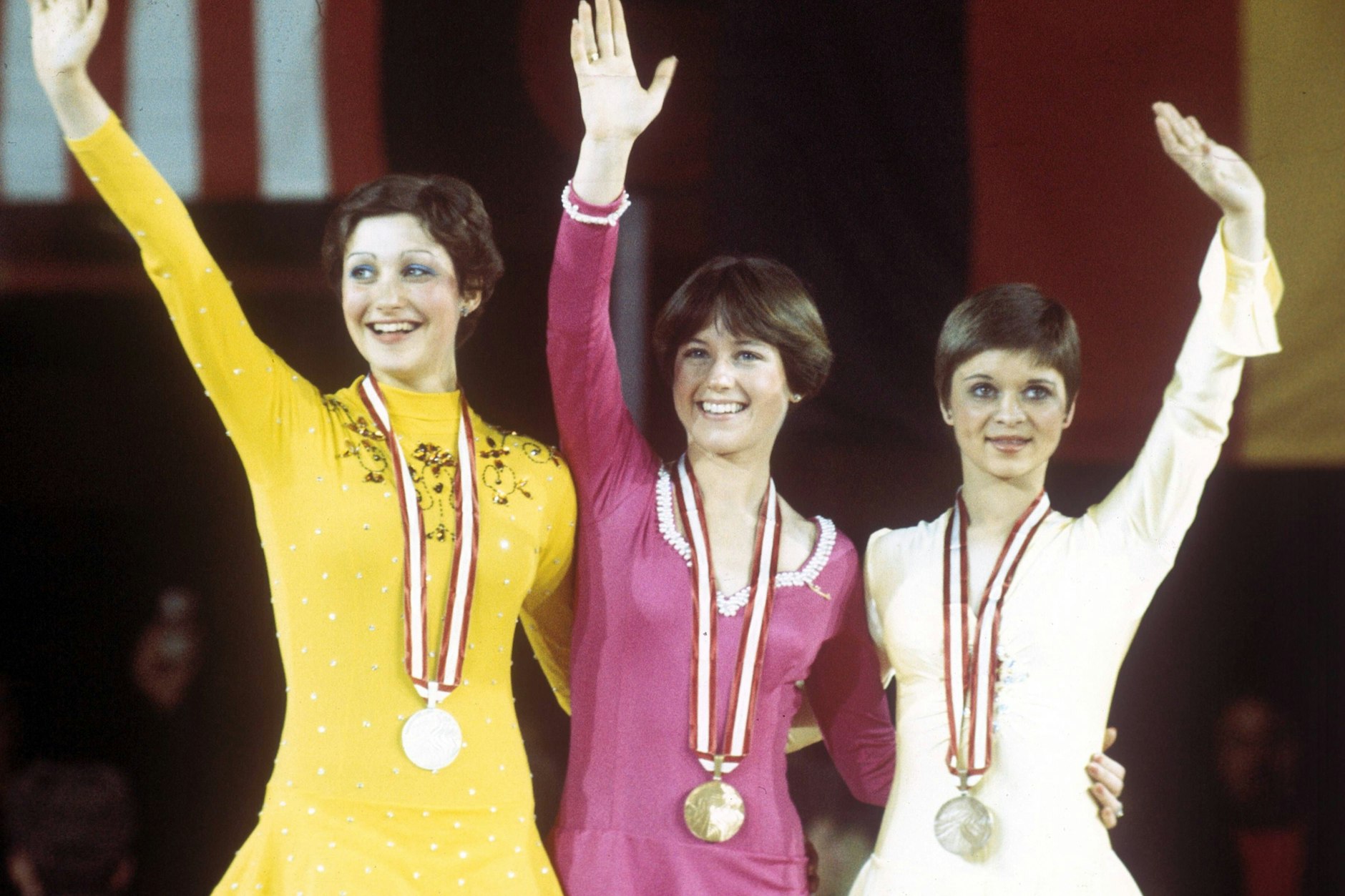 Eiskunstlauf-Siegerehrung bei den Olympischen Winterspielen 1976: Dianne de Leeuw (Niederlande / Silber), Dorothy Hamill (USA / Gold) und Christine Errath (Bronze, v. li. ). Diese Bronzemedaille wurde nun dem DDR-Eis-Star gestohlen.