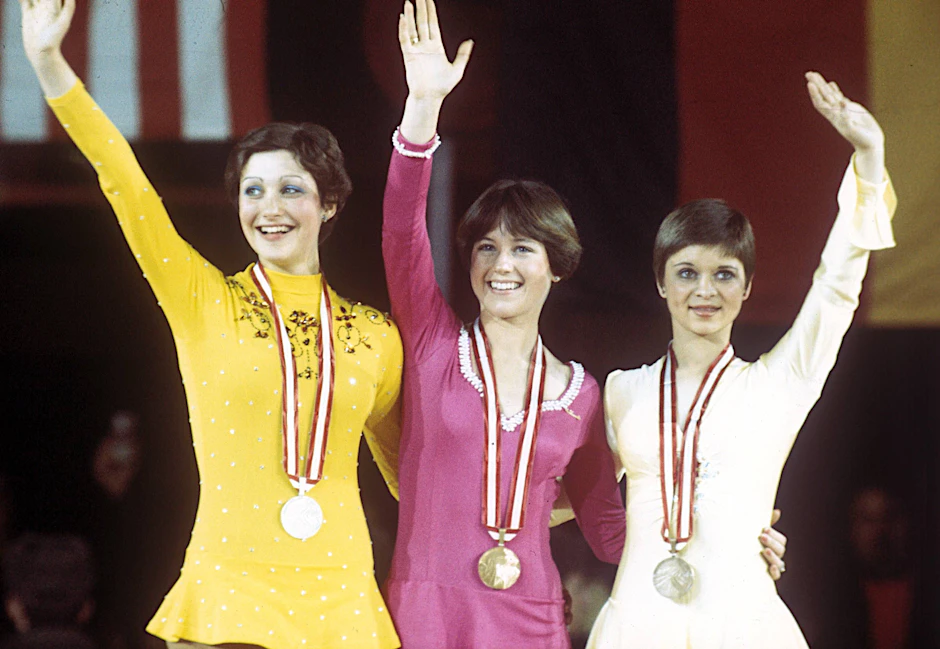 Eiskunstlauf-Siegerehrung bei den Olympischen Winterspielen 1976: Dianne de Leeuw (Niederlande / Silber), Dorothy Hamill (USA / Gold) und Christine Errath (Bronze, v. li. ). Diese Bronzemedaille wurde nun dem DDR-Eis-Star gestohlen.