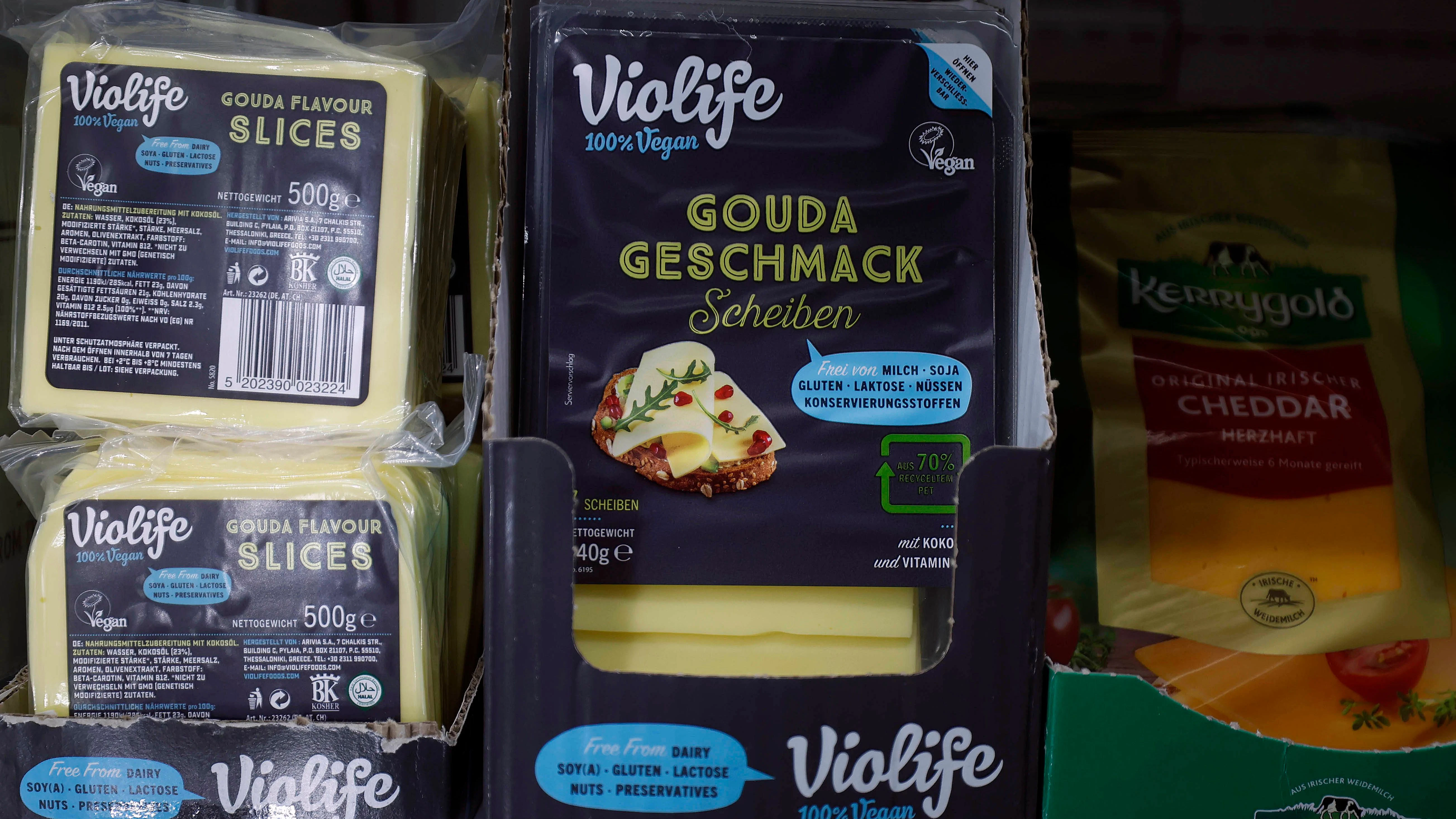 Dieser vegane Käse ist von einem Rückruf betroffen. Wie der Hersteller mitteilte, können sich krebserregende Stoffe darin befinden.