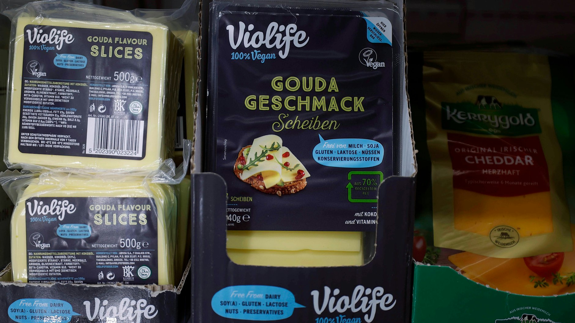 Dieser vegane Käse ist von einem Rückruf betroffen. Wie der Hersteller mitteilte, können sich krebserregende Stoffe darin befinden.