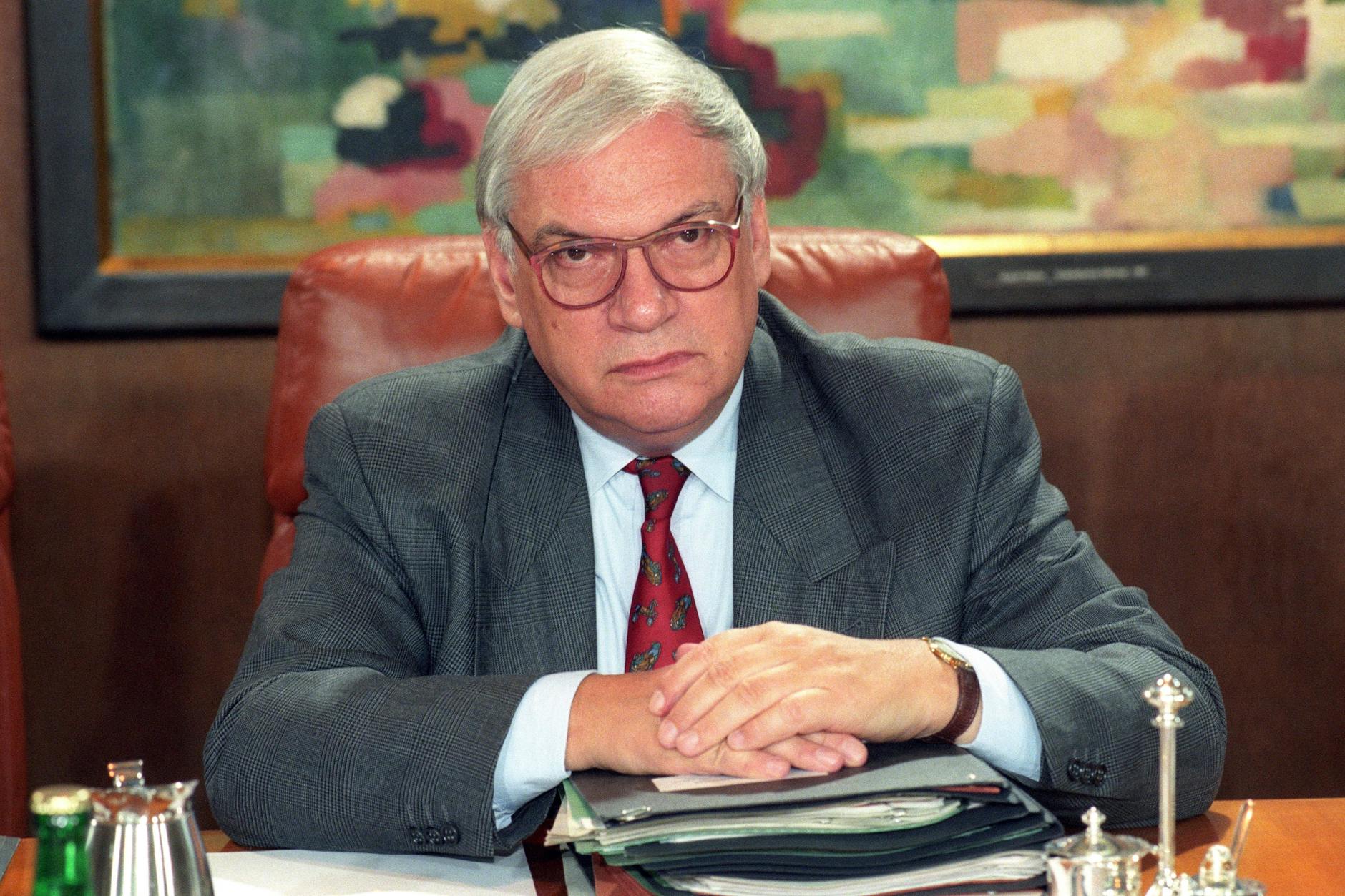 Helmut Schäfer war von 1987 bis 1998 <a href="https://de.wikipedia.org/wiki/Staatsminister_(Deutschland)">Staatsminister</a> im <a href="https://de.wikipedia.org/wiki/Ausw%C3%A4rtiges_Amt">Auswärtigen Amt</a> im Kabinett von Helmut Kohl.
