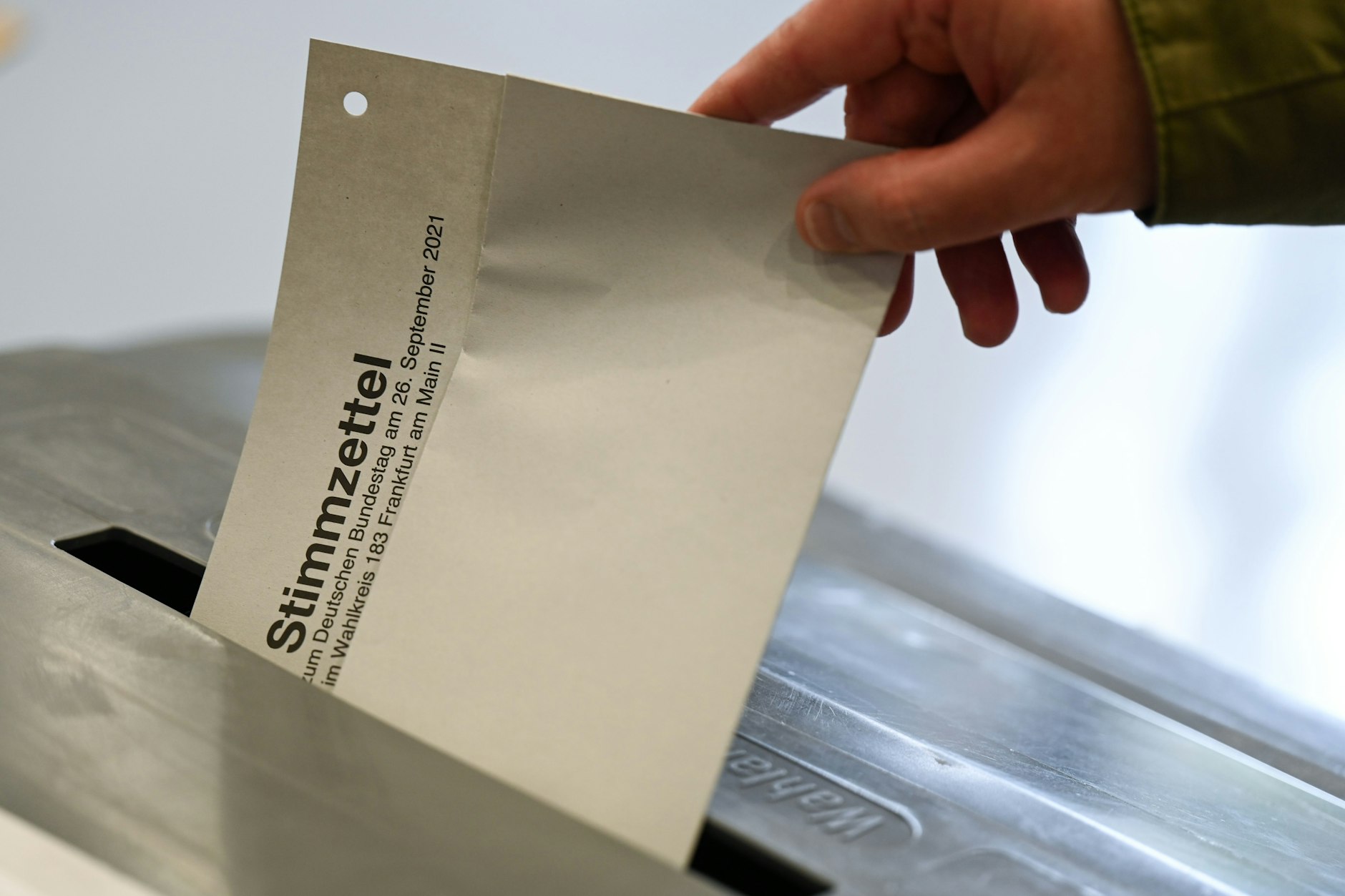 Ein Mann steckt seinen Stimmzettel für die Bundestagswahl 2021 in eine Wahlurne. Am 23. Februar müssen die Wähler erneut entscheiden.