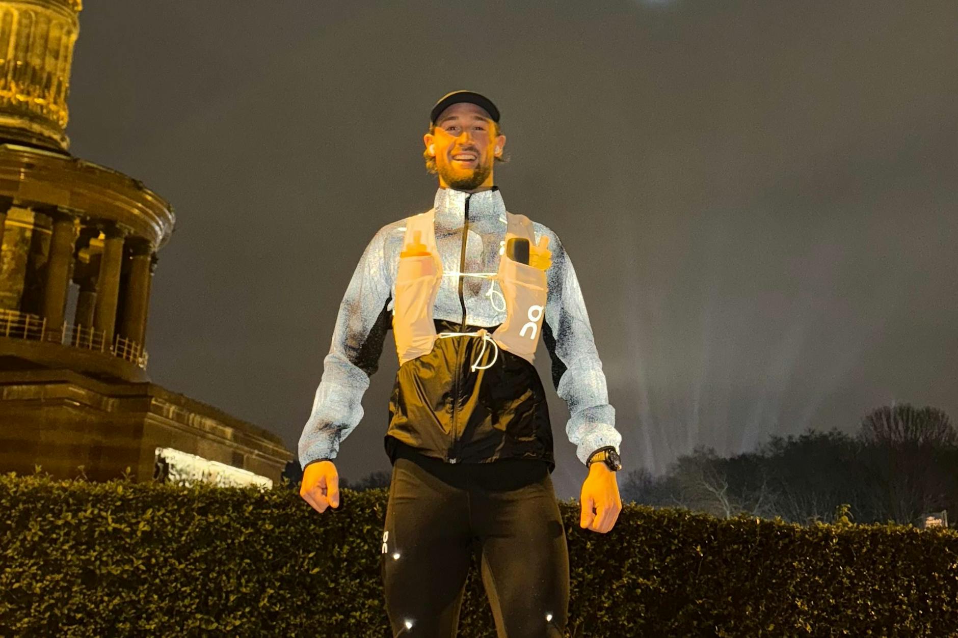 Mit reflektierender Weste, Garminuhr und unter dem Licht der Silvesterböller: Dominik Stroh auf seiner 50-Kilometer-Mission rund um die Siegessäule.