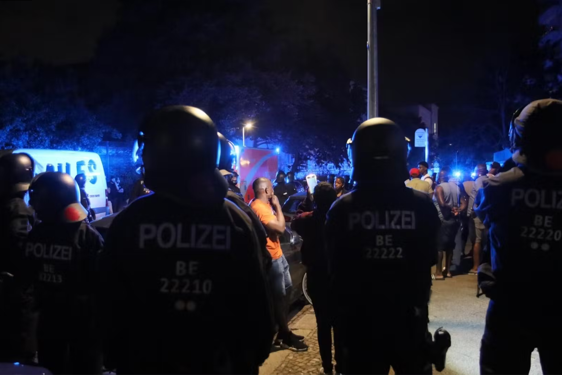 In Gesundbrunnen wurde ein Mann mit einem Messer getötet. Danach musste eine Einsatzhundertschaft der Polizei am Tatort für Ordnung sorgen.