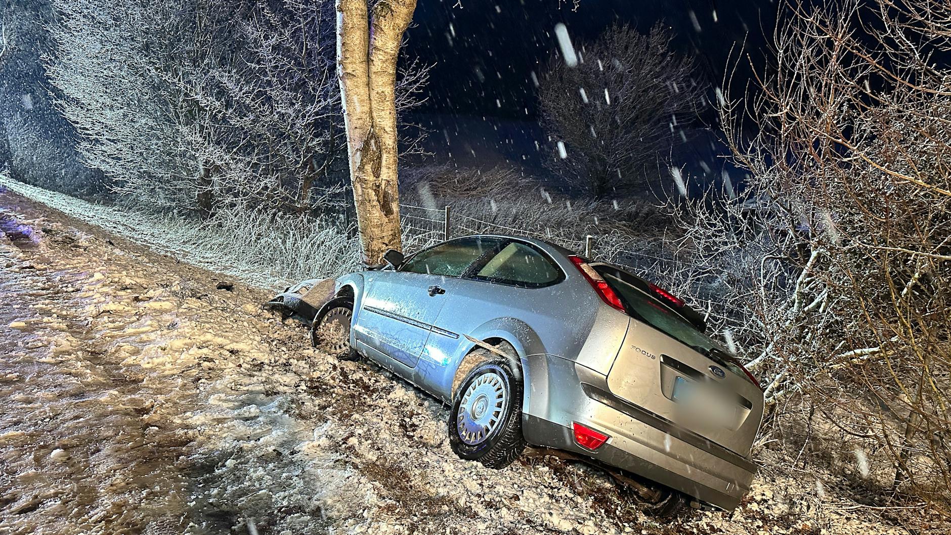 Ein Auto liegt nach einem Unfall in Velburg (Bayern) im Graben. Der Fahrer war von der Fahrbahn gerutscht und frontal gegen einen Baum geprallt.