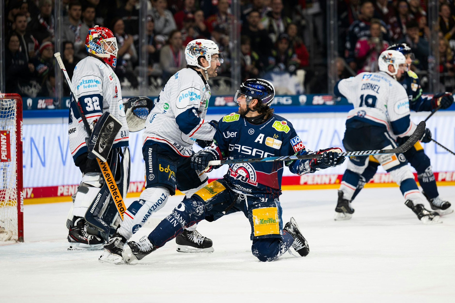 Hubert Labrie von den Iserlohn Roosters und Zach Boychuk von den Eisbären Berlin.