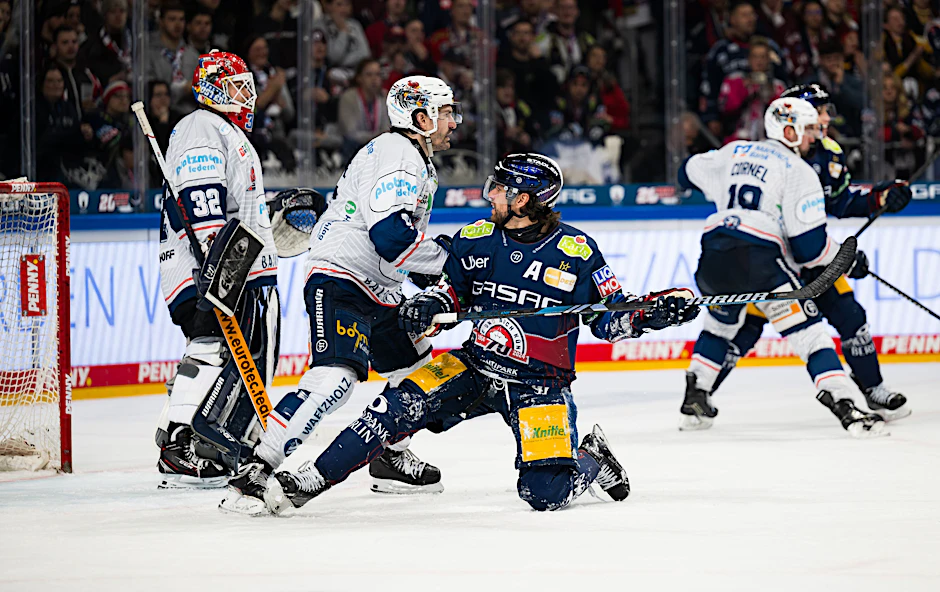Hubert Labrie von den Iserlohn Roosters und Zach Boychuk von den Eisbären Berlin.