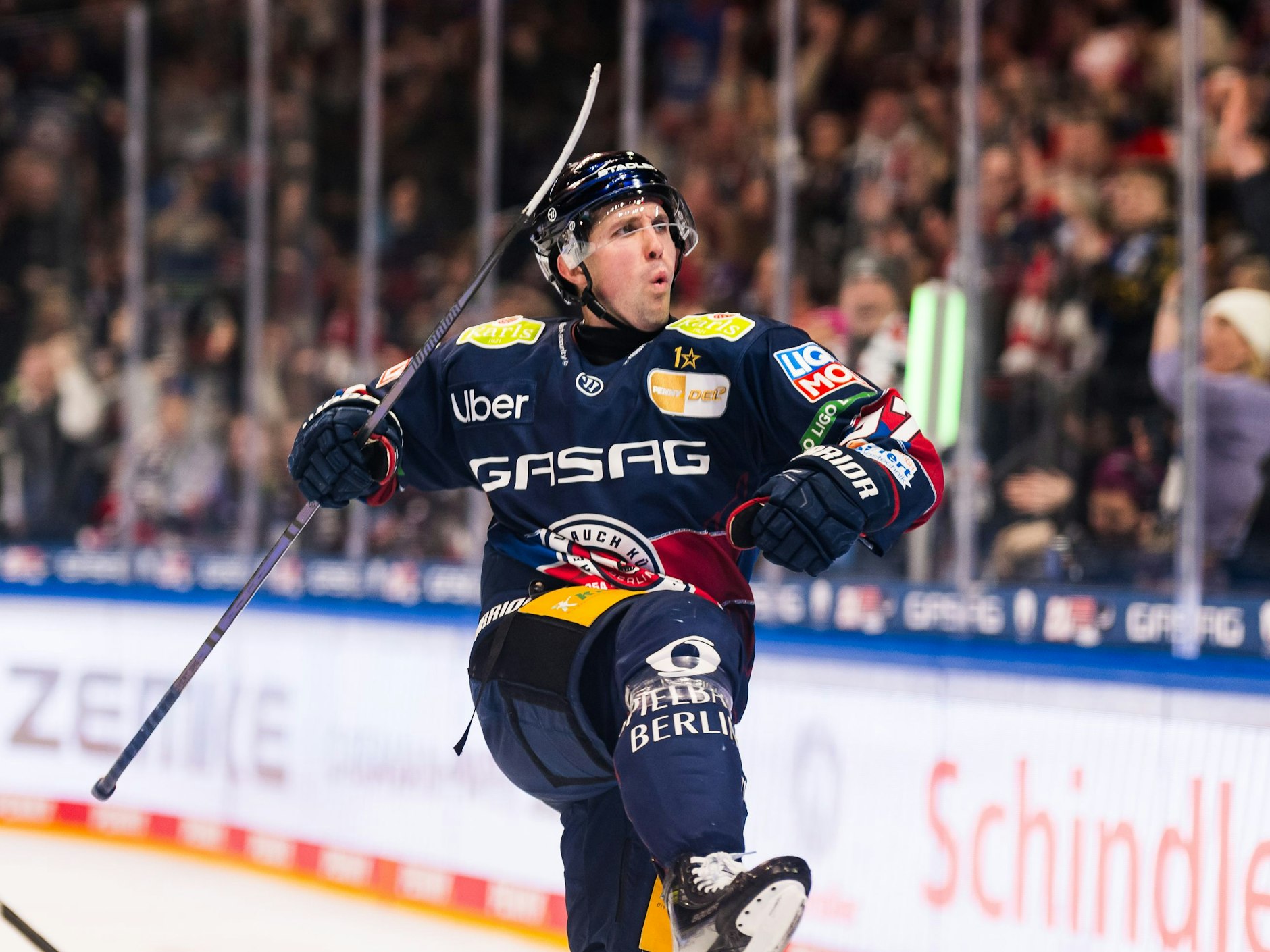 Olivier Galipeau von den Eisbären feiert das Tor zum 2:2. 