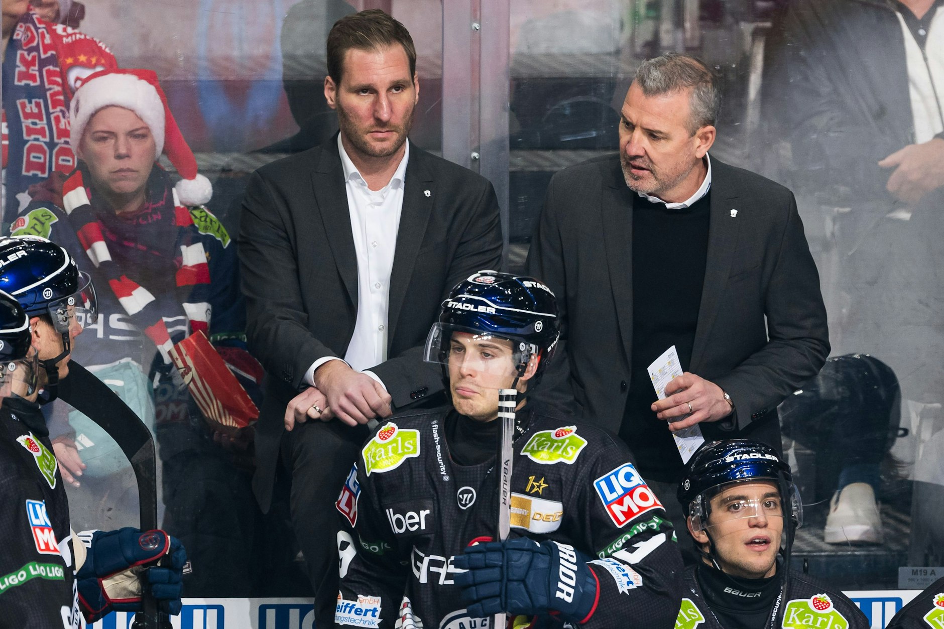 Immer nah dran an Chefcoach Serge Aubin: Vom Meistermacher will Co-Trainer André Rankel (l.) noch viel lernen.