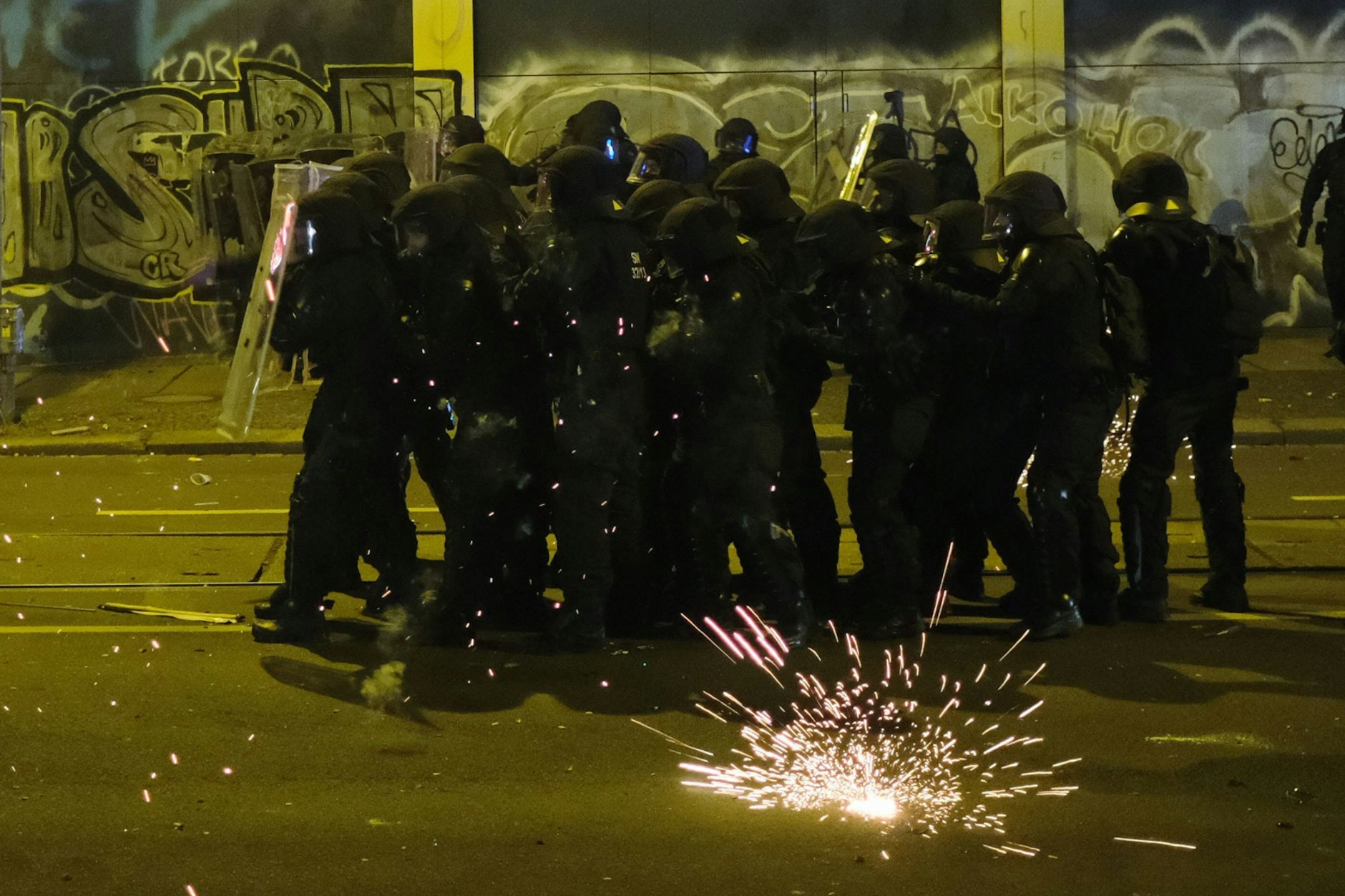 Alle Jahre wieder: Polizisten werden Silvester mit Pyrotechnik beworfen, hier im Leipziger Stadtteil Connewitz.