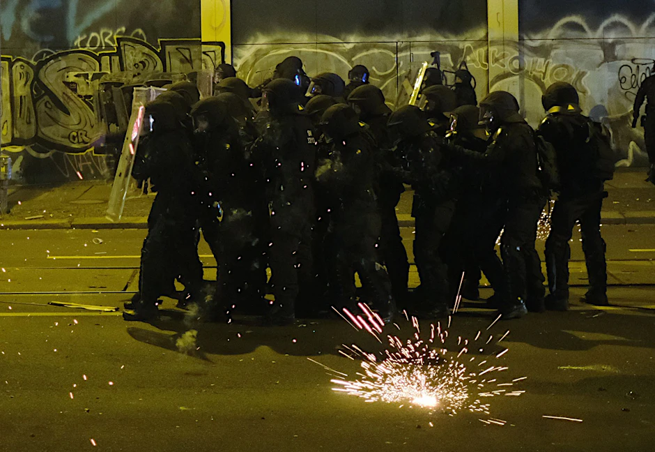 Alle Jahre wieder: Polizisten werden Silvester mit Pyrotechnik beworfen, hier im Leipziger Stadtteil Connewitz.