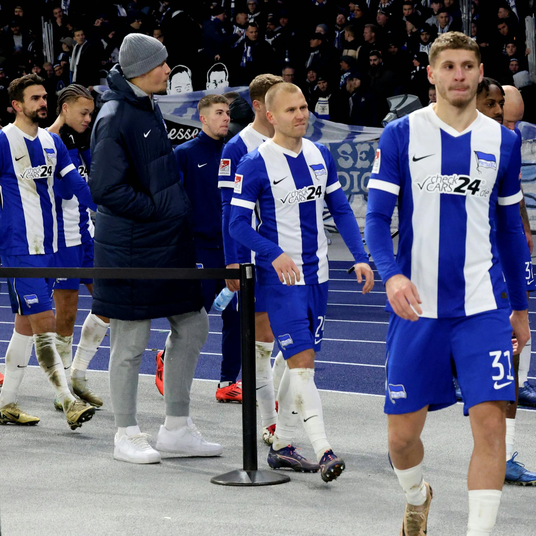 Der Tiefpunkt der Heimschwäche! Herthas Profis gehen nach der 1:2-Blamage gegen Münster frustriert in die Ostkurve.
