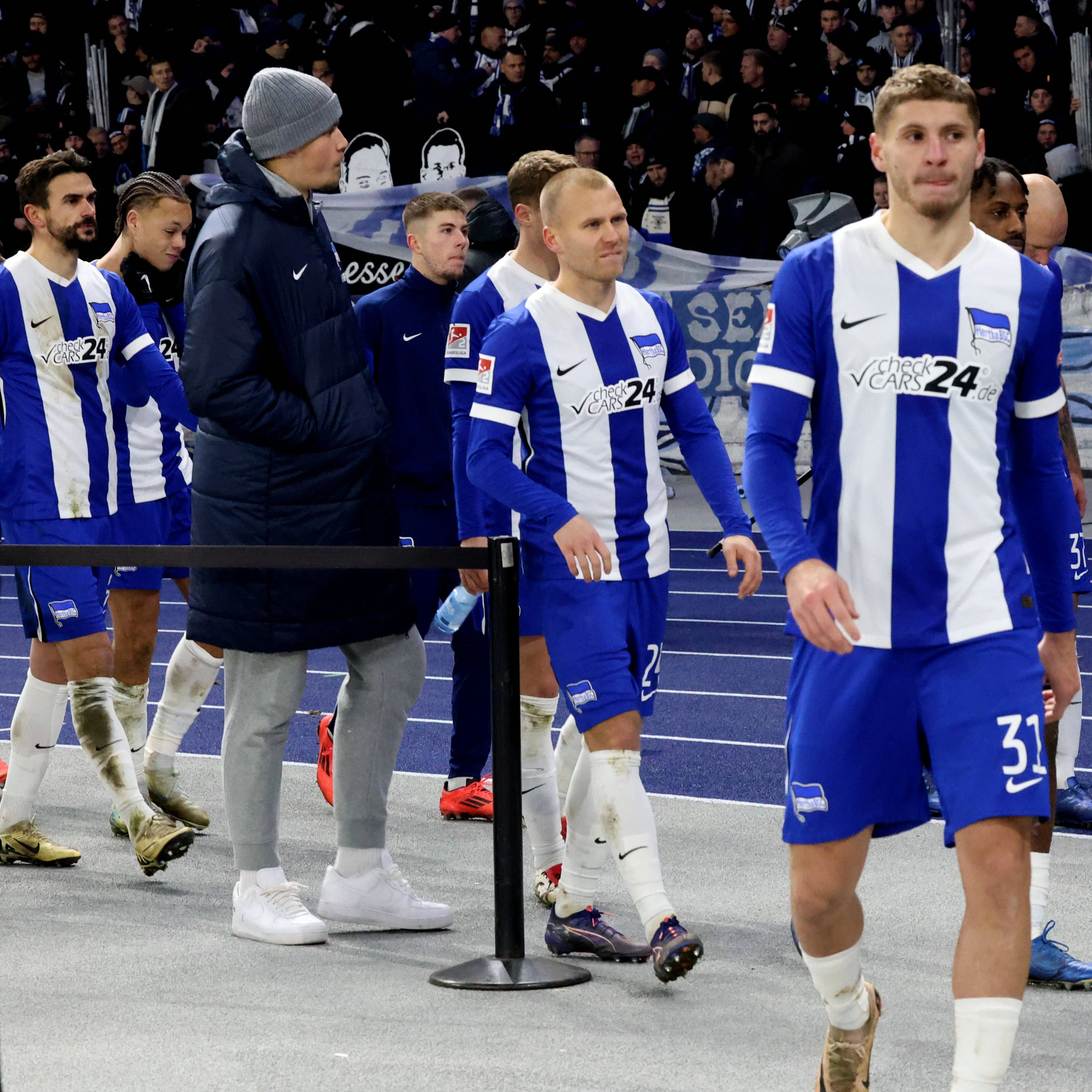 Der Tiefpunkt der Heimschwäche! Herthas Profis gehen nach der 1:2-Blamage gegen Münster frustriert in die Ostkurve.
