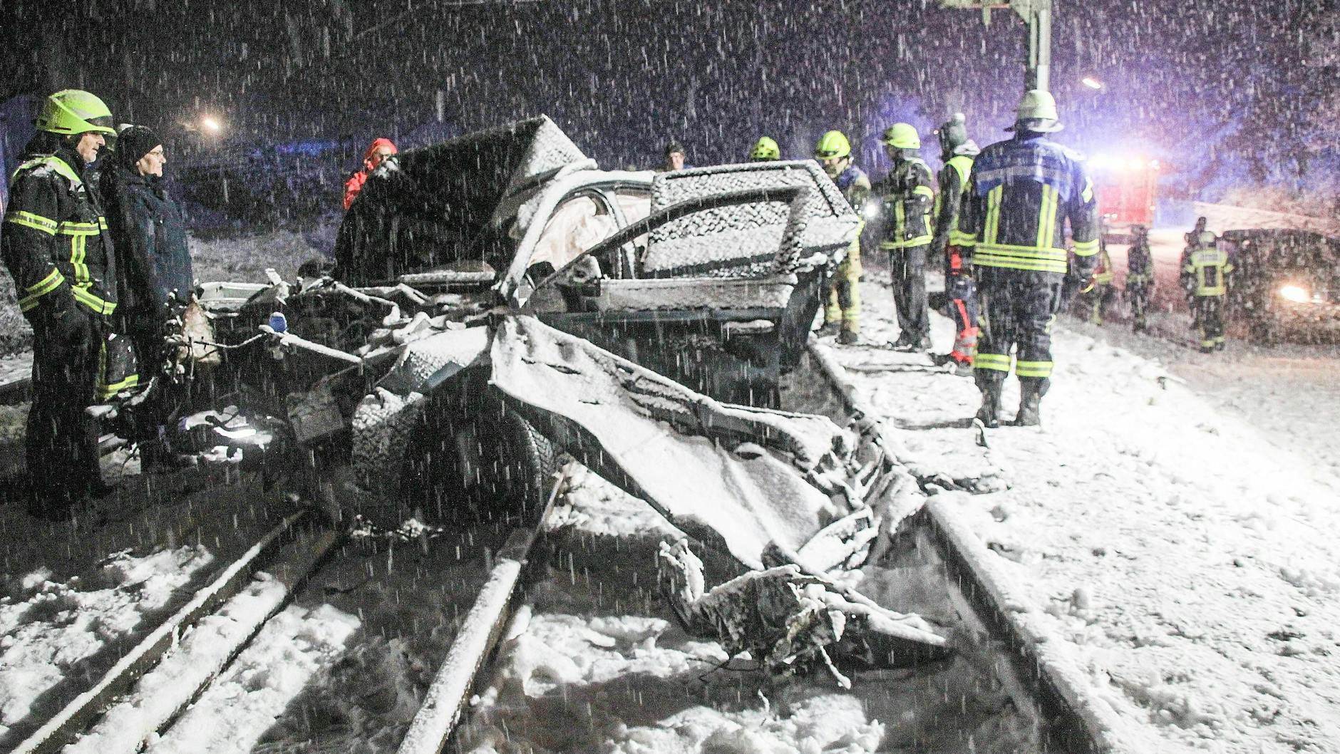 Stephanskirchen (Bayern): Das Wrack eines Autos steht nach einem Zusammenstoß mit einem Intercity auf der Bahnstrecke.