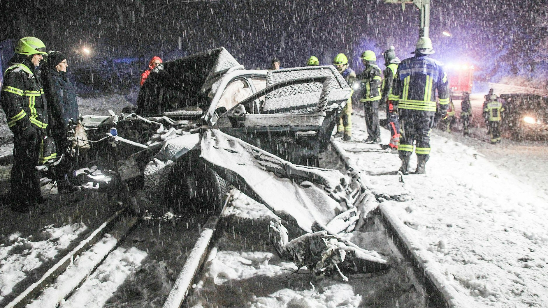 Stephanskirchen (Bayern): Das Wrack eines Autos steht nach einem Zusammenstoß mit einem Intercity auf der Bahnstrecke. 