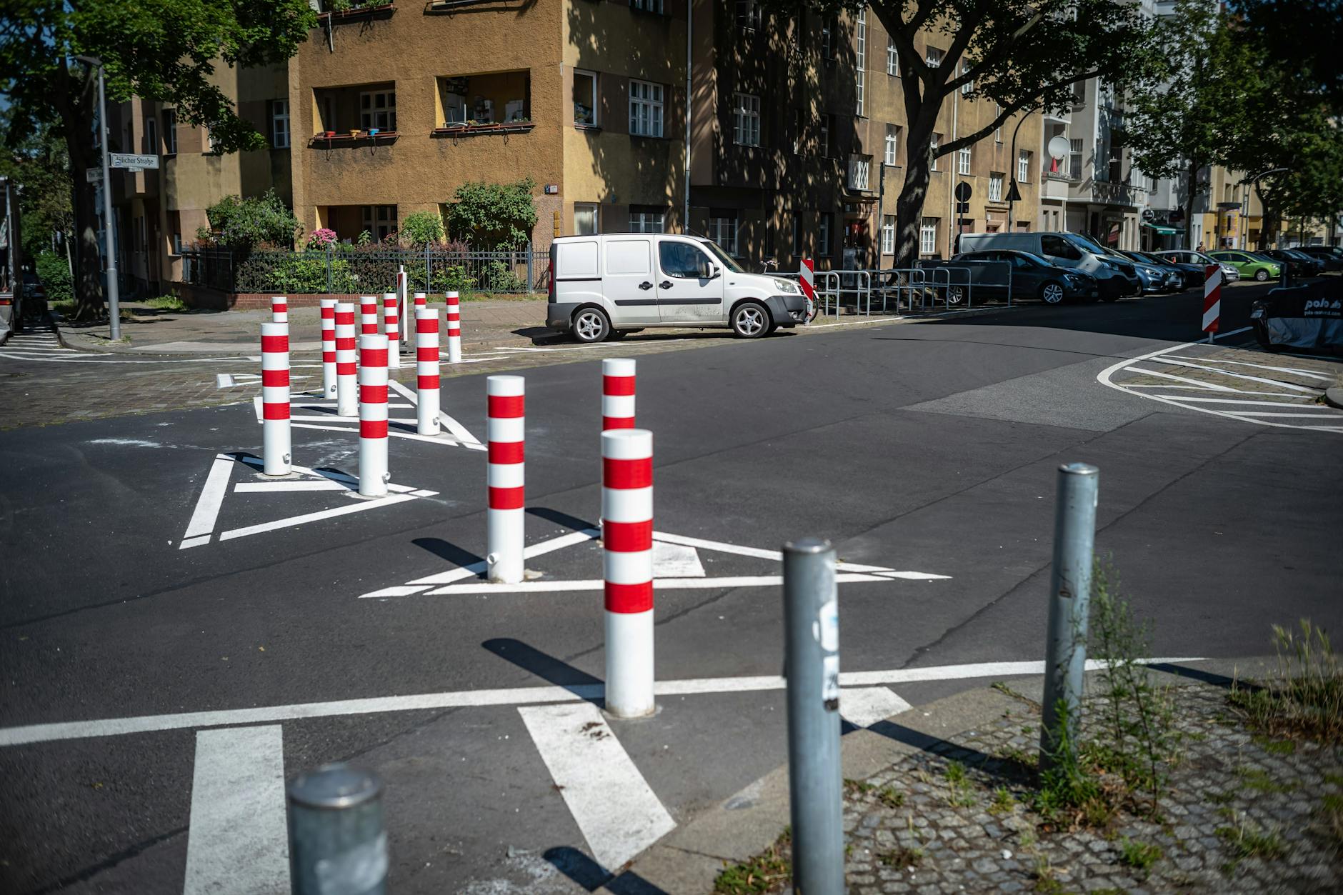 Straßenpoller in Berlin: Wurde die Feuerwehr im Weiltingskiez in Lichtenberg in der Silvesternacht behindert?