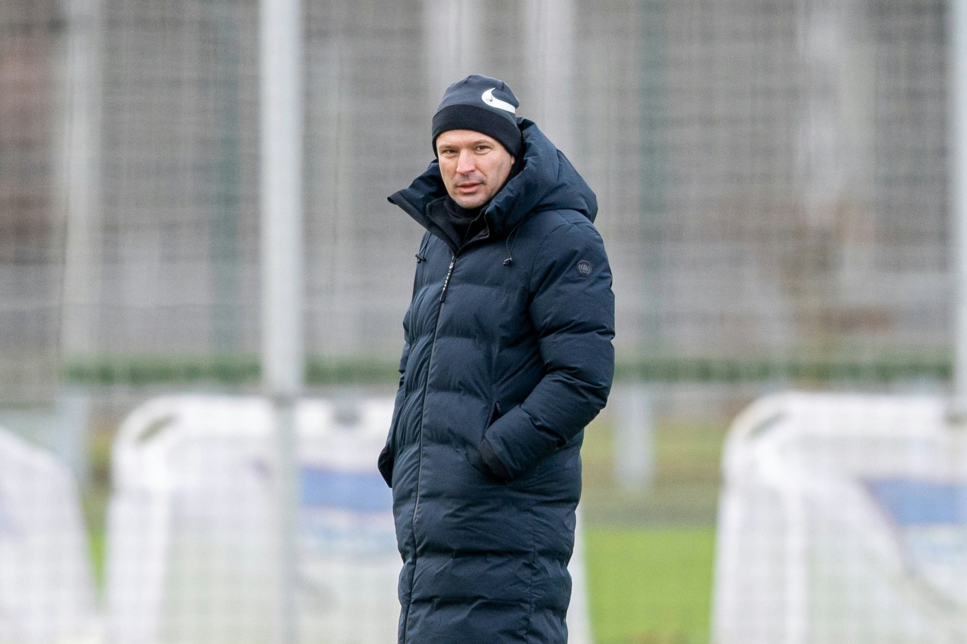 Hertha-Sportdirektor Benjamin Weber schaut auf dem Schenckendorffplatz genau hin, wie die Spieler trainieren.