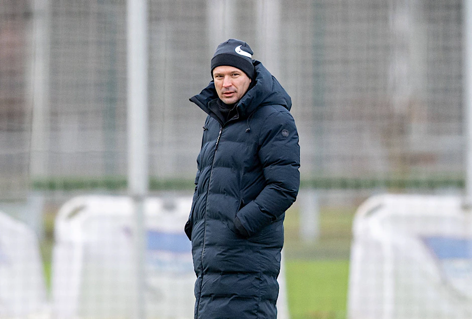 Hertha-Sportdirektor Benjamin Weber schaut auf dem Schenckendorffplatz genau hin, wie die Spieler trainieren.