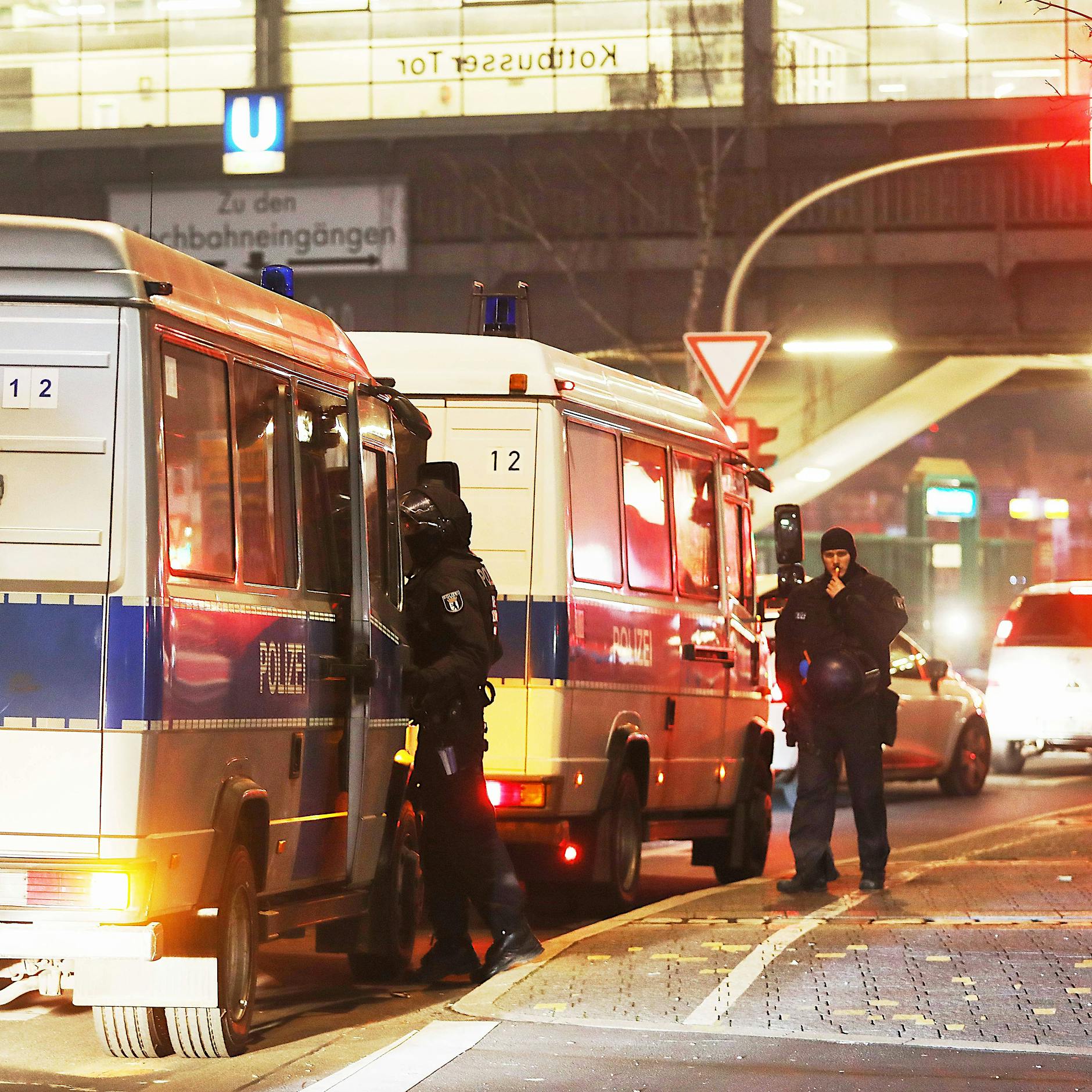 Kugelbomben-Angriffe und Explosionen: Berliner Polizei schaltet nach Silvester Hinweisportal