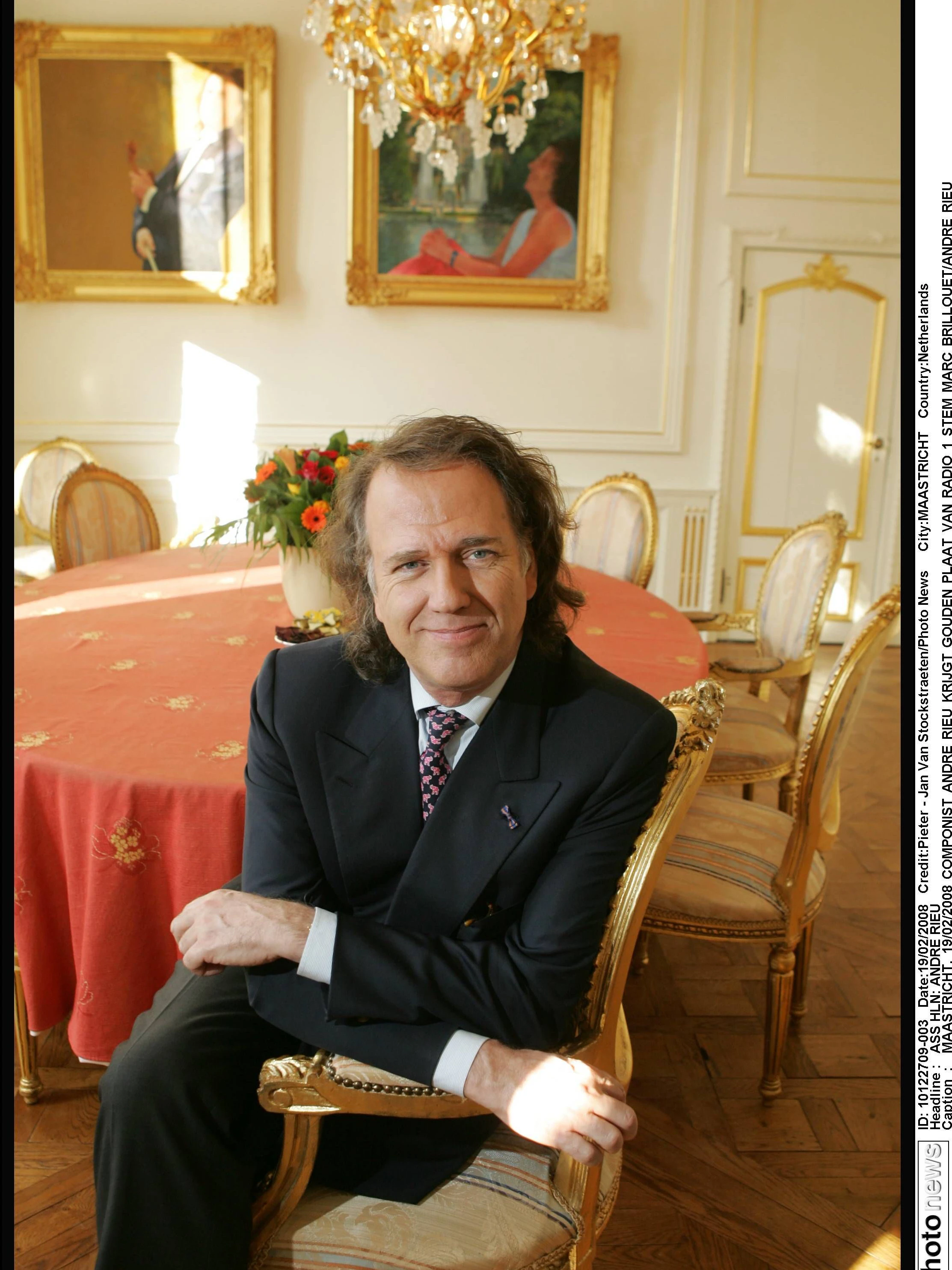 André Rieu zu Hause im Salon seines Schlosses in Maastricht.