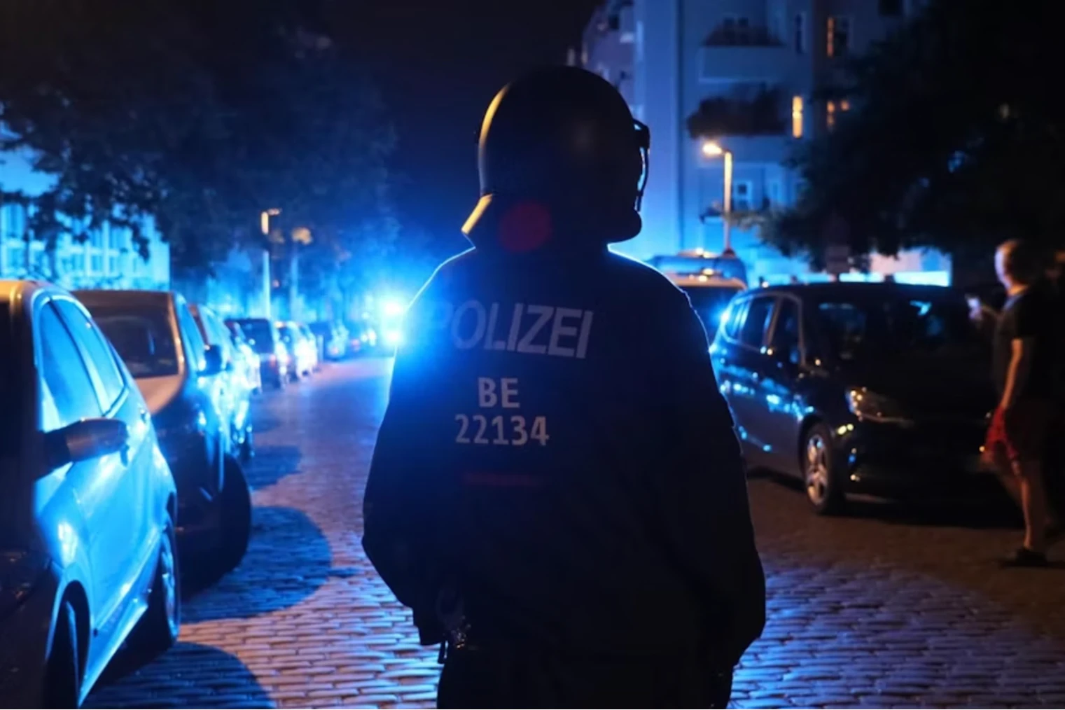 Dutzende Polizisten mussten nach dem Messer-Mord in Gesundbrunnen dafür sorgen, dass die Ermittlungen nicht behindert werden. Mehr dazu im KURIER-Artikel "Messer-Mord nach Parkplatzstreit: Tumultartige Szenen in Gesundbrunnen".
