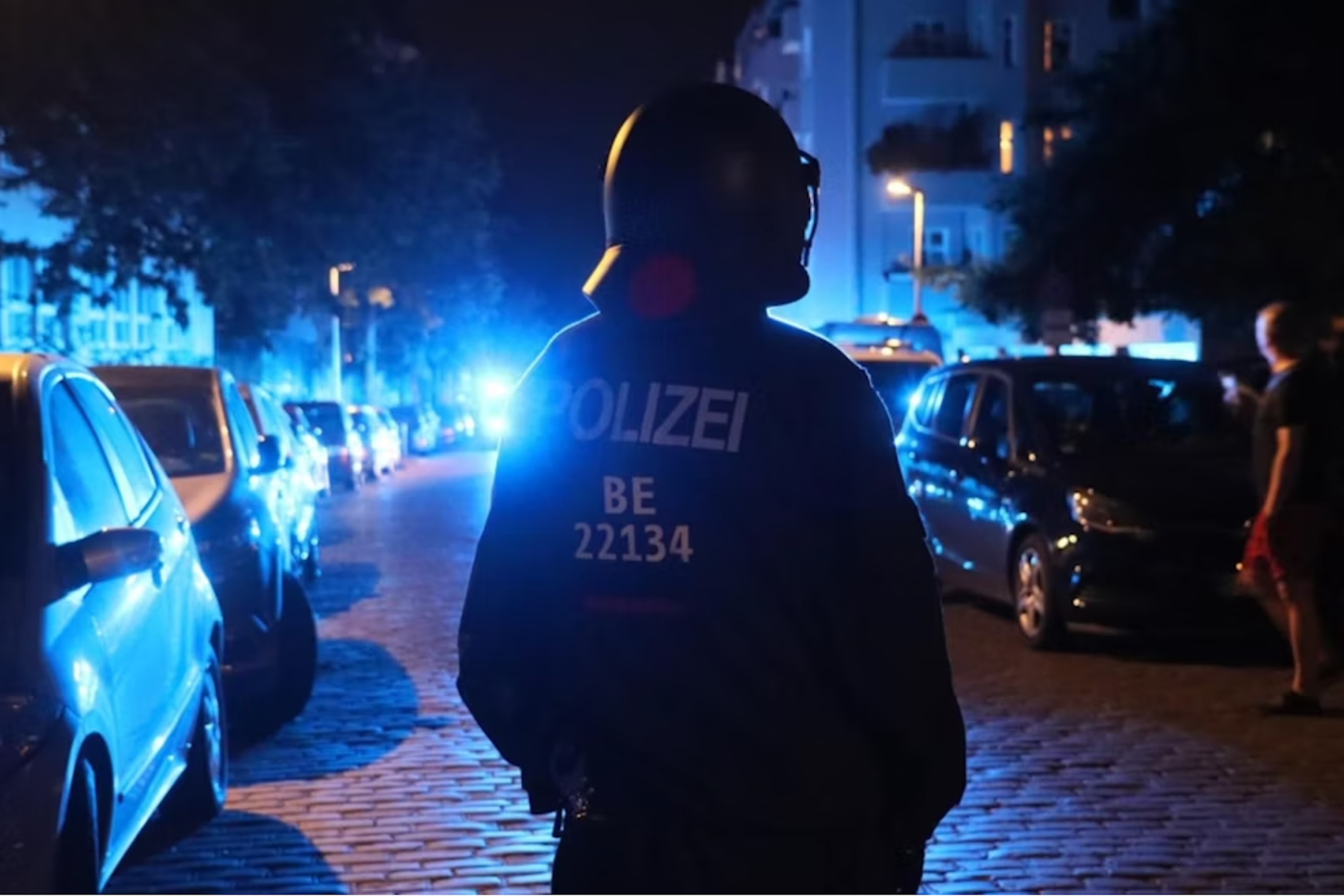 Dutzende Polizisten mussten nach dem Messer-Mord in Gesundbrunnen dafür sorgen, dass die Ermittlungen nicht behindert werden. Mehr dazu im KURIER-Artikel "Messer-Mord nach Parkplatzstreit: Tumultartige Szenen in Gesundbrunnen".