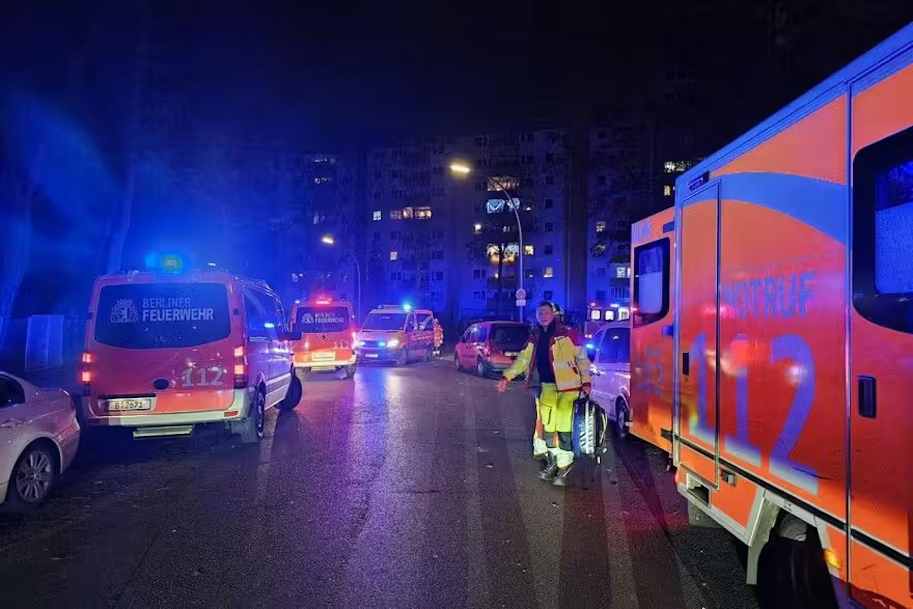 Die Berliner Feuerwehr am Einsatzort im Bottroper Weg.