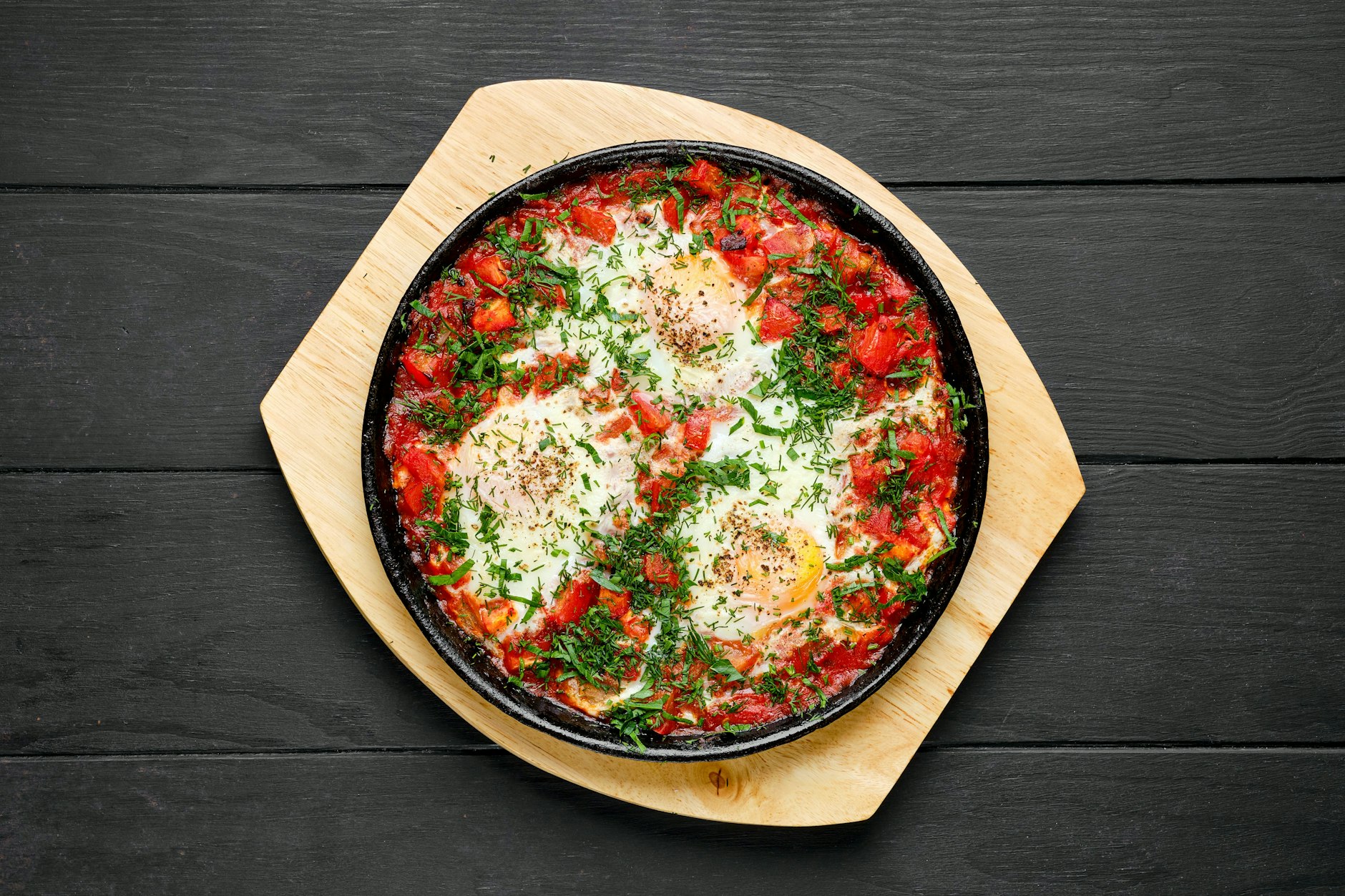 Für noch mehr Intensität: Pürieren Sie die Tomaten vorab und braten Sie die Mischung kurz an. So wird das Spiegelei noch saftiger und aromatischer!