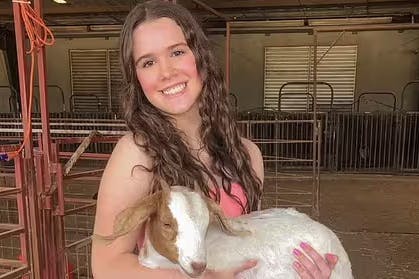 Aubrey Vanlandingham und ihre eigene Ziege Lacey. Sie vergiftete deren Konkurrentin .