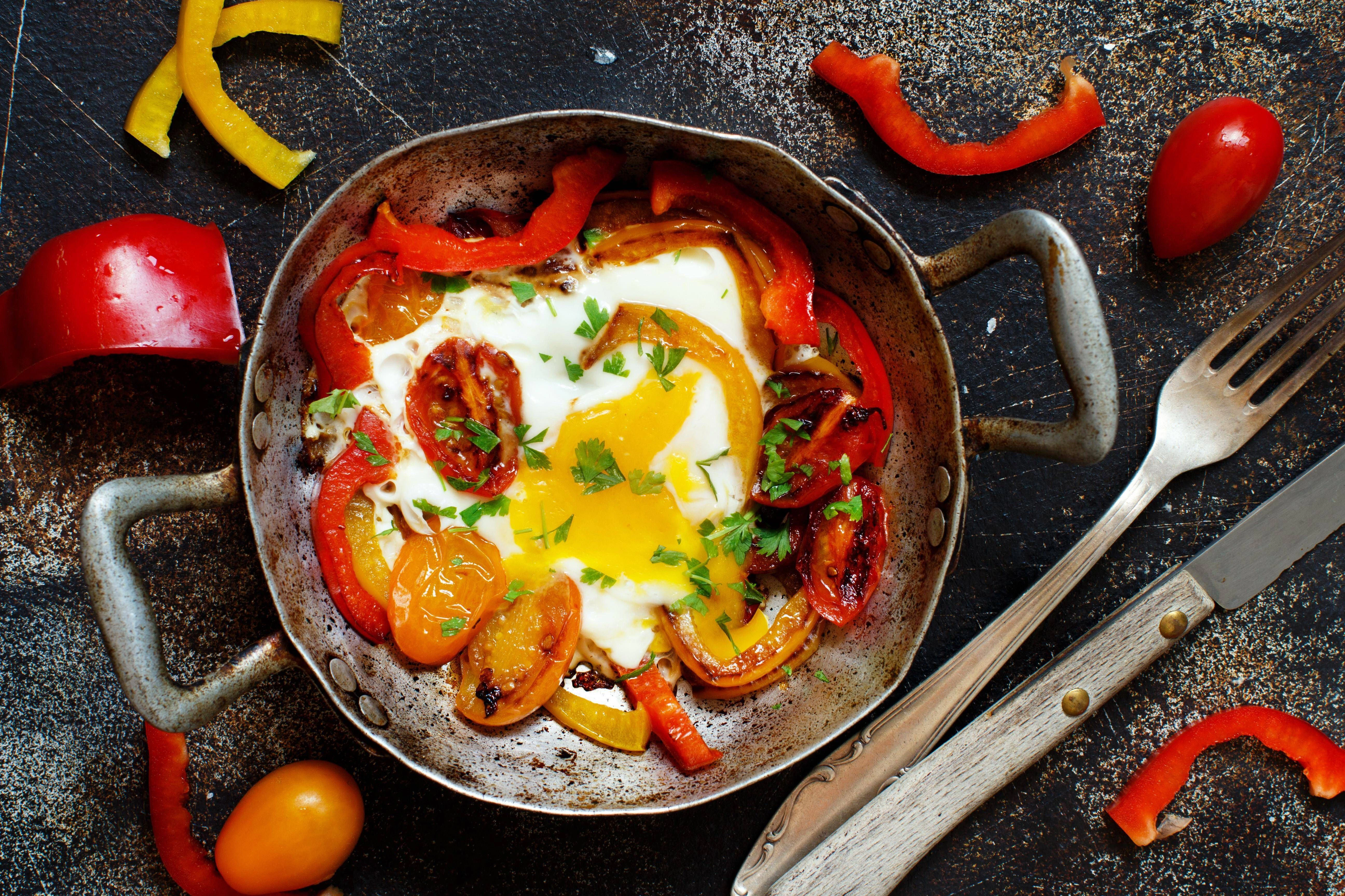 Rezept: Karamellisierte Tomatenscheiben als Basis: Das süß-herzhafte Geheimnis für ein unwiderstehliches Spiegelei. Einfach kurz anbraten und genießen!