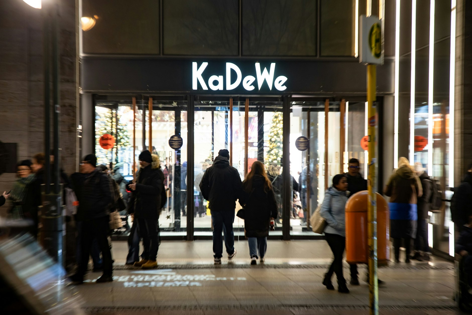Menschen vor dem KaDeWe in der Tauentzienstrasse in Berlin am 27. Dezember 2024.