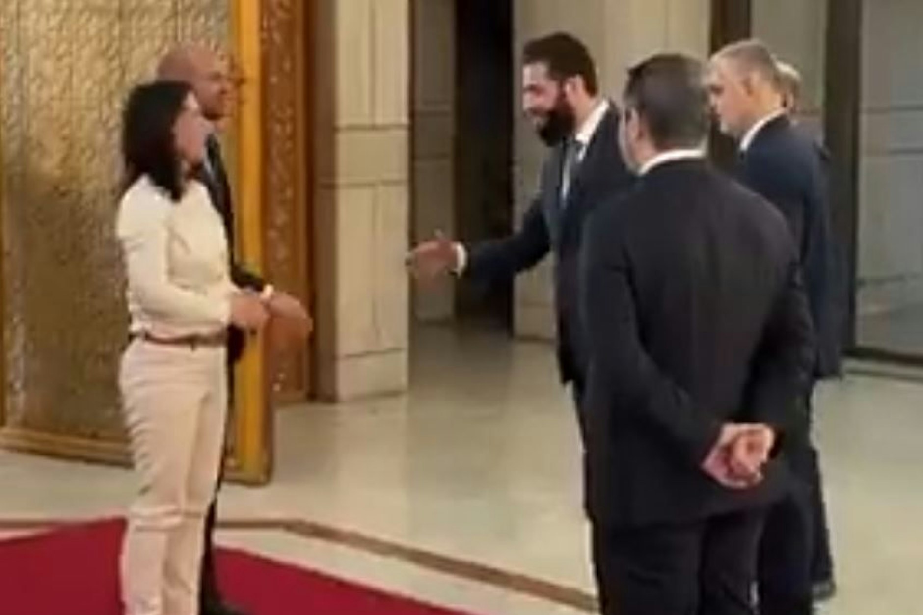 Der neue syrische Machthaber Ahmed al-Scharaa gibt dem französischen Außenminister die Hand, Annalena Baerbock verweigert er aber demonstrativ den Handschlag.