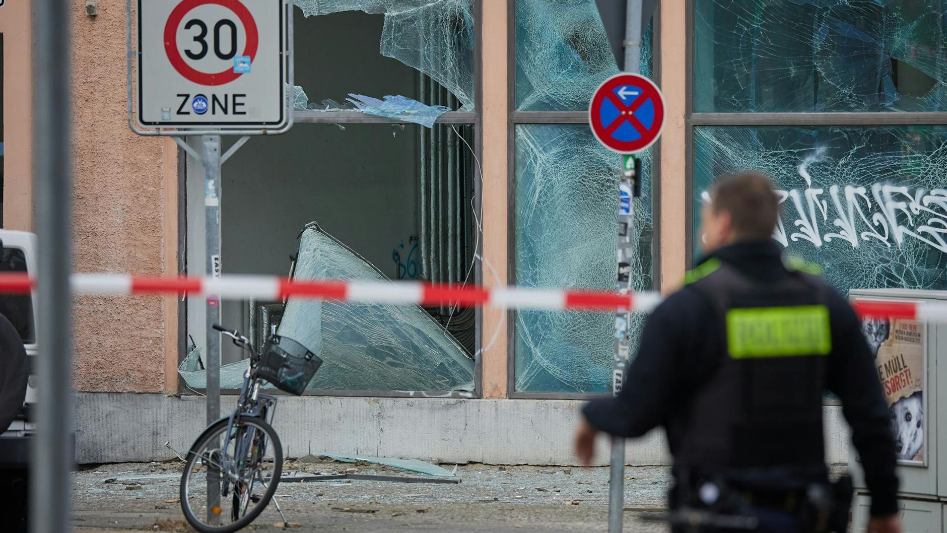 Durch die Explosion einer mutmaßlichen Kugelbombe waren zahlreiche Fensterscheiben in der Vorbergstraße in Schöneberg zu Bruch gegangen.