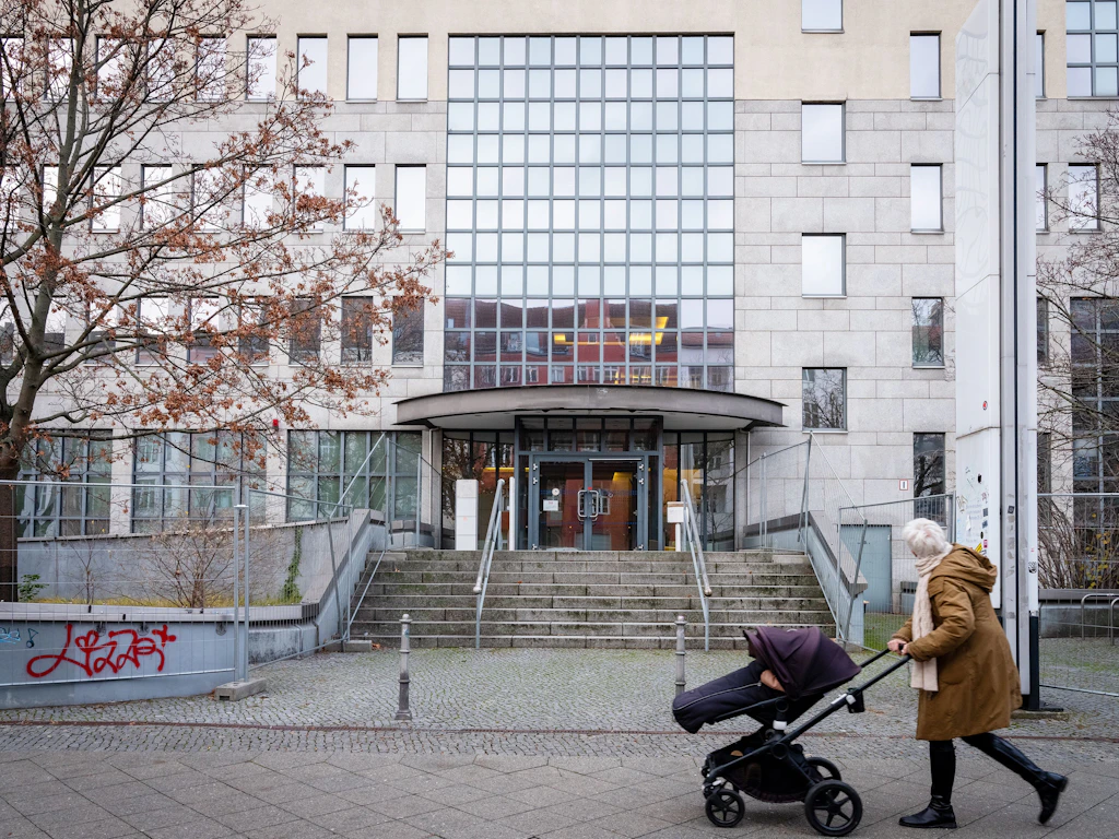 Flüchtlingsunterkunft an der Hasenheide ab 2026: Pläne sorgen für Unruhe in Kreuzberg und Neukölln