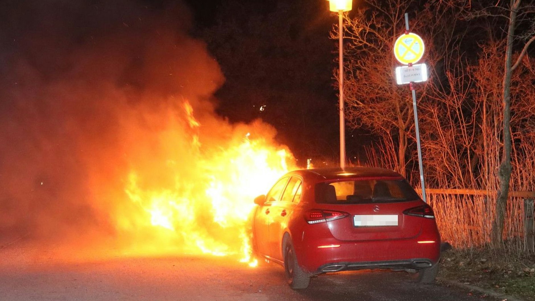 Zwei Autos brannten in Karlshorst aus.
