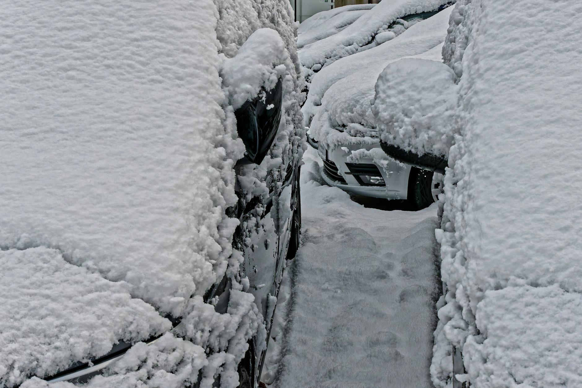 Eine dicke Schneedecke verhüllt die parkenden Autos in Ruhpolding (Bayern).