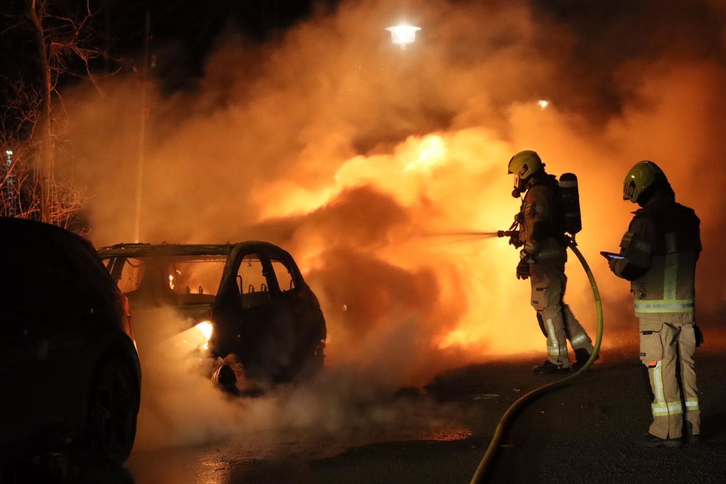Dieses Auto auf der Blockdammbrücke in Karlshorst war nicht mehr zu retten.