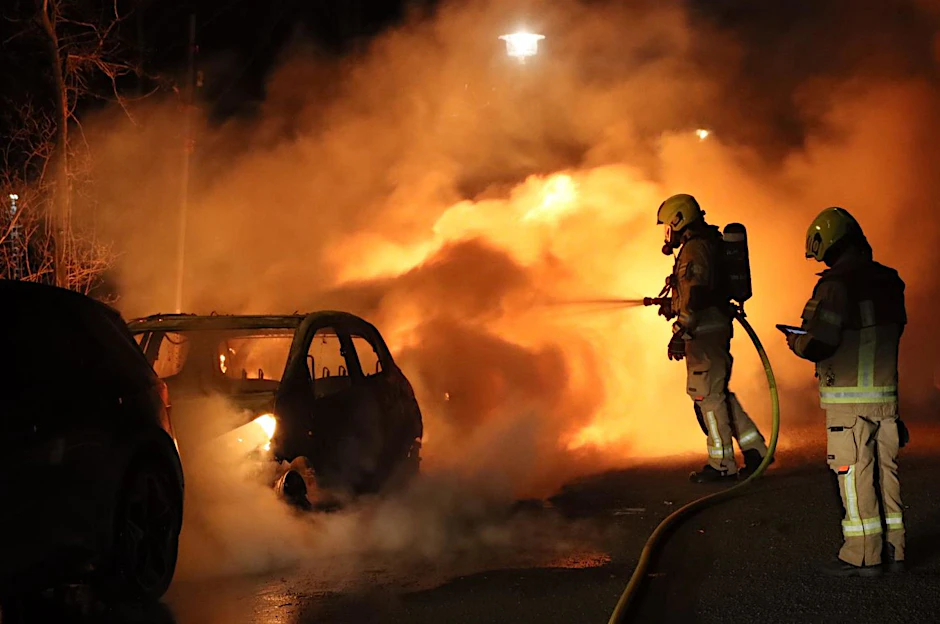 Dieses Auto auf der Blockdammbrücke in Karlshorst war nicht mehr zu retten.