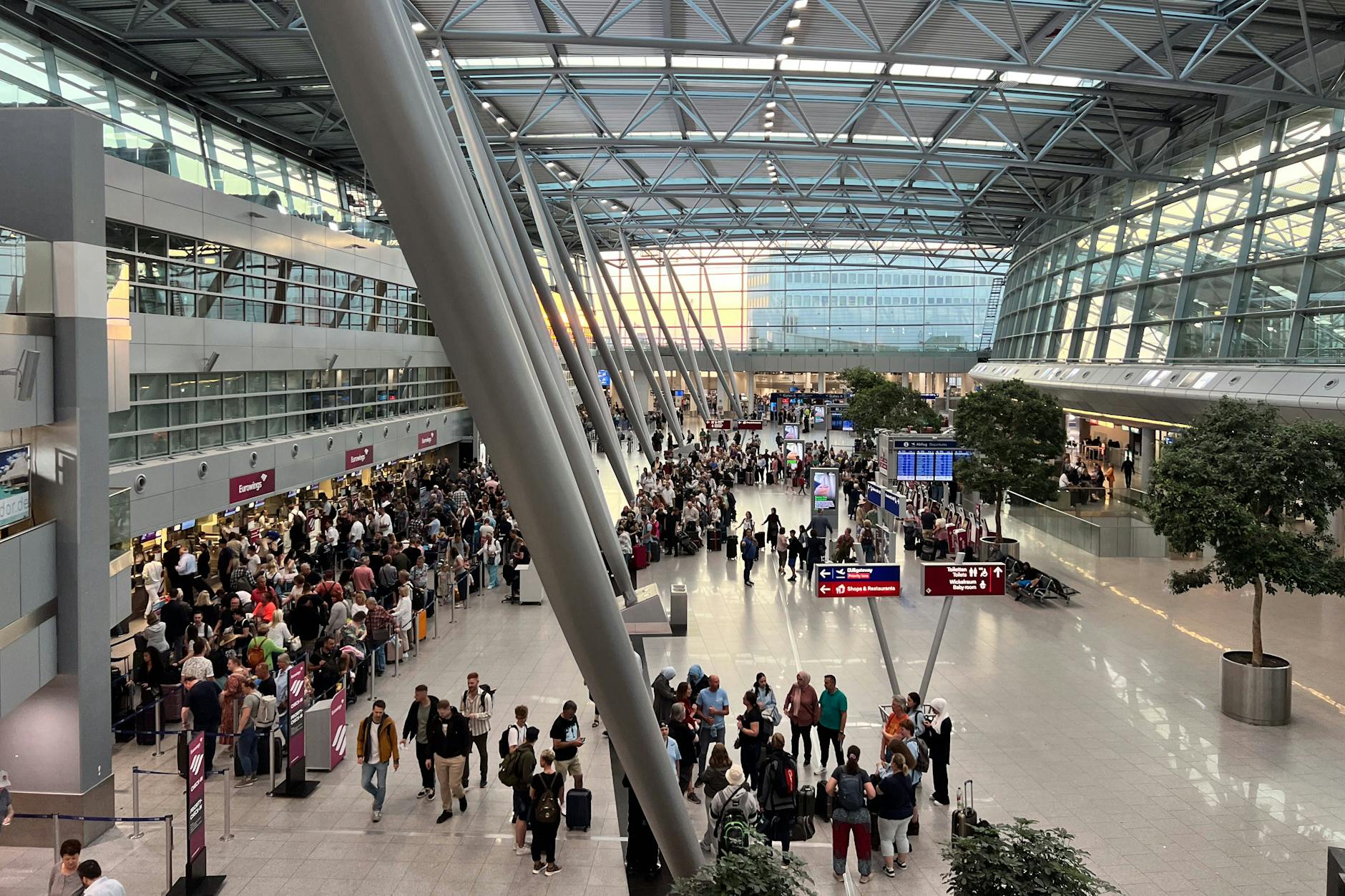 In Düsseldorf mussten Passagiere bis zu zwei Stunden warten.